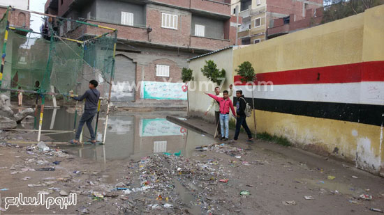 صعوبة الأهالى فى التجول بالشوارع بسبب المياه -اليوم السابع -4 -2015