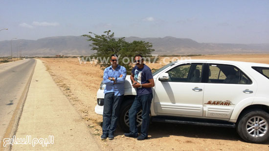 الزميل محمد سعد فى استقبال القادمين من اليمن بعد خروجهم من الحدود -اليوم السابع -4 -2015