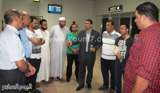   المستشار حازم فى استقبال بعض المصريين القادمين من مطار صلالة -اليوم السابع -4 -2015