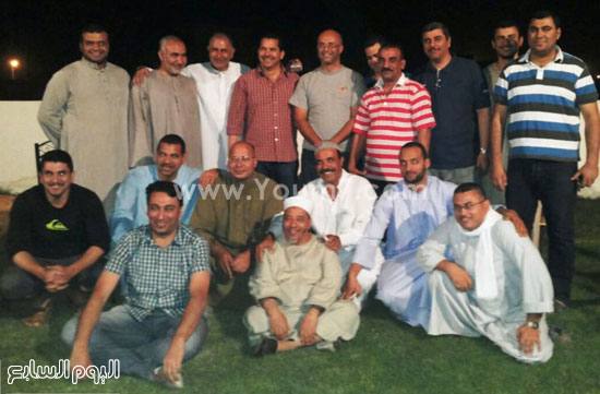  بعض المصريين مع بعض أبناء الجالية فى المزيونة على الحدود -اليوم السابع -4 -2015