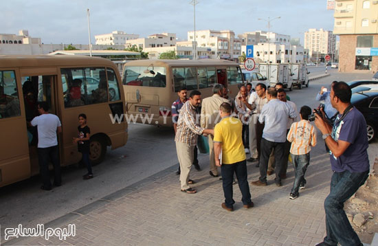   ترحيب بالمصريين بعد نزولهم من باصات الجيش العمانى -اليوم السابع -4 -2015