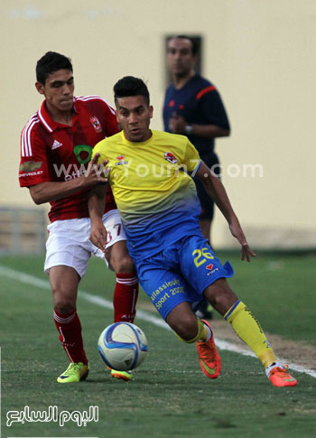	محمد حمدى، ظهير أيسر الأهلى الناشىء يحاول استخلاص الكرة من لاعب الأسيوطى  -اليوم السابع -4 -2015