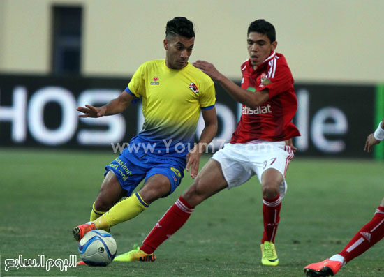 محمد حمدى، ظهير أيسر الأهلى الناشىء يحاول استخلاص الكرة من لاعب الأسيوطى -اليوم السابع -4 -2015