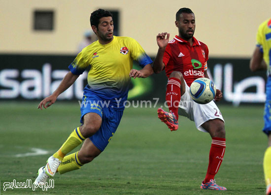 	حسام عاشور فى أحد الكرة بمنتصف الملعب  -اليوم السابع -4 -2015