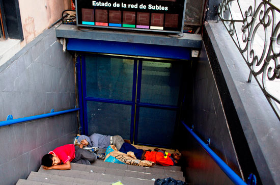 	المتظاهرون ينامون أمام إحدى محطات قطار الأنفاق-  اليوم السابع -4 -2015