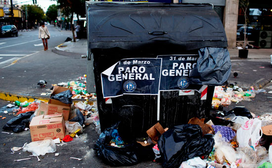 	القمامة تملأ شوارع الأرجنتين-  اليوم السابع -4 -2015