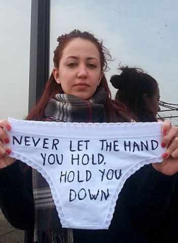 	استجابة إحدى النساء إلى مظاهرة الناشط الإيطالى -اليوم السابع -4 -2015