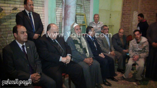 صورة للمحافظ أثناء تقديمه واجب العزاء  -اليوم السابع -4 -2015