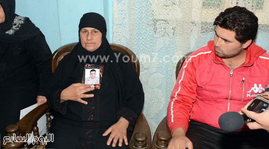 أم الشهيد أحمد فتحى سلام أثناء زيارة وفد القوات المسلحة لها  -اليوم السابع -4 -2015