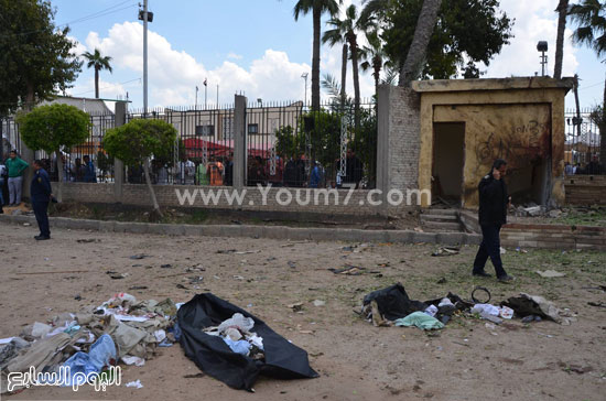 بقايا الملابس وآثار الدماء بجوار البوابة الرئيسية للاستاد الرياضى -اليوم السابع -4 -2015