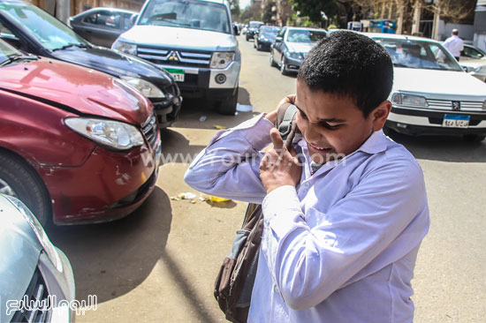 	طالب يرفع شنطة المدرسة -اليوم السابع -4 -2015