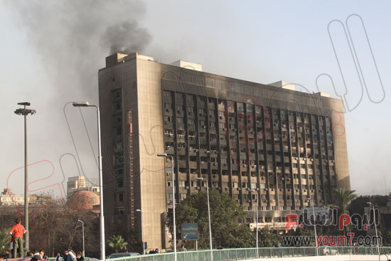 مشهد كامل آخر لحريق المقر الرئيسى للحزب الوطنى المنحل بقرب ميدان التحرير -اليوم السابع -4 -2015