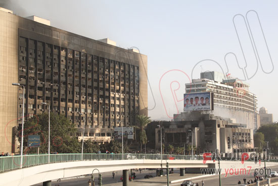 مشهد أخر لحريق المقر الرئيسى للحزب الوطنى المنحل بقرب ميدان التحرير -اليوم السابع -4 -2015