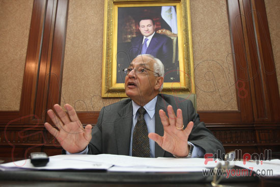 صورة للدكتور على الدين هلال وخلفه صورة الرئيس المعزول محمد حسنى مبارك -اليوم السابع -4 -2015