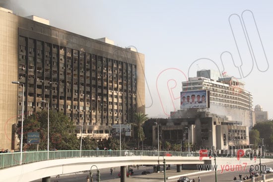 صورة للمشهد الكامل لحريق المقر الرئيسى للحزب الوطنى المنحل بقرب ميدان التحرير -اليوم السابع -4 -2015