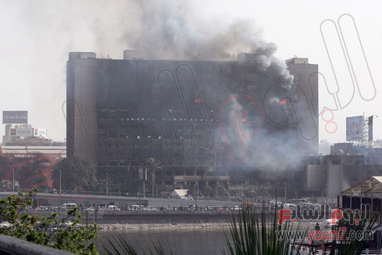 النيران وأعمدة الدخان تتصاعد من مقر الحزب الوطنى المحترق بالقرب من ميدان التحرير -اليوم السابع -4 -2015