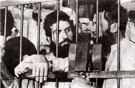 قاتل السادات يرفع المصحف من خلف القضبان -اليوم السابع -4 -2015