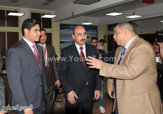 حديث بين مسئولى جامعة الفيوم مع رجل الأعمال أحمد أبو هشيمة -اليوم السابع -4 -2015
