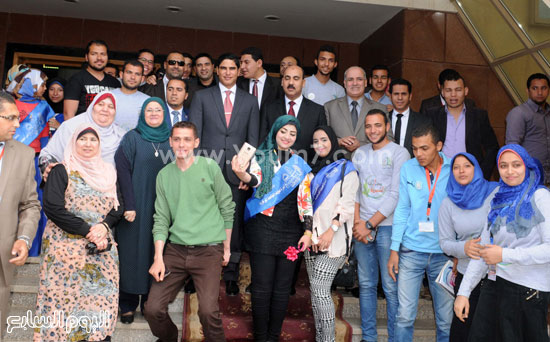 	صورة تذكارية لطلاب جامعة الفيوم مع رجل الأعمال أحمد أبو هشيمة -اليوم السابع -4 -2015