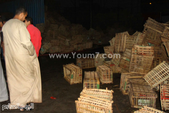  التجار بأحد العنابر التى لم تصلها النيران -اليوم السابع -4 -2015