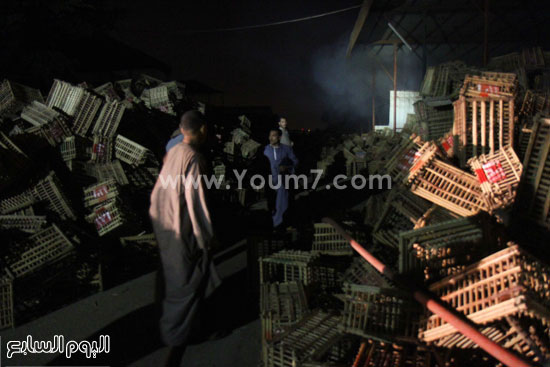  التجار يحاولون نقل الأغراض التى لم تصلها النيران -اليوم السابع -4 -2015