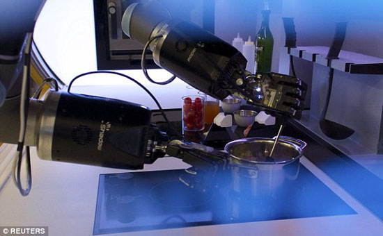 يمكن لهذه الأذرع الروبوتية القيام بجميع مهام الطبخ البسيطة والمعقدة -اليوم السابع -4 -2015