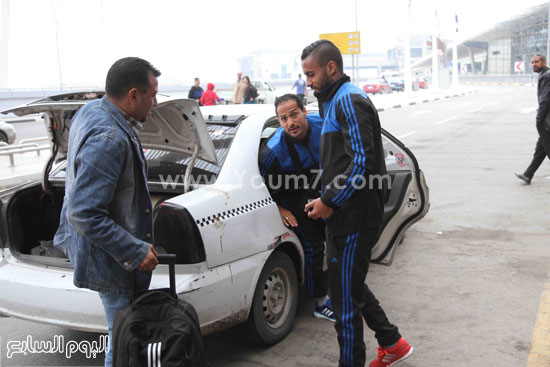  حسام عاشور ووليد سليمان أثناء نزولهما من التاكسى -اليوم السابع -4 -2015