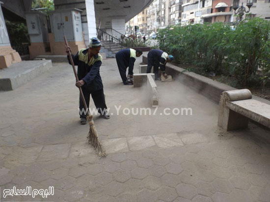  عمال النظافة أثناء العمل بشارع النيل -اليوم السابع -4 -2015