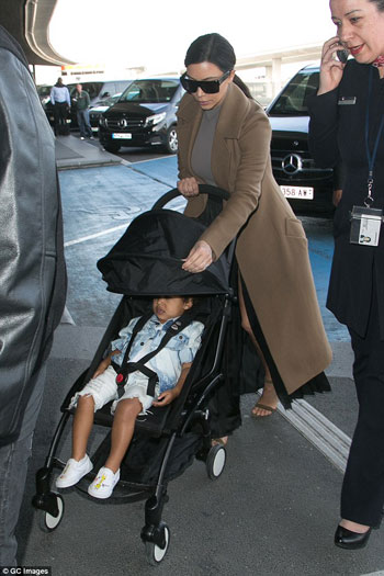 كيم وعائلتها تصل باريس -اليوم السابع -4 -2015 كيم وعائلتها تصل باريس -اليوم السابع -4 -2015