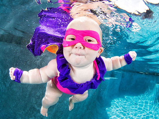 طفلة ترتدى ملابس الحفلات التنكرية تحت الماء -اليوم السابع -4 -2015