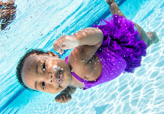 طفلة تتنفس تحت الماء خلال تعلمها فنون الغطس -اليوم السابع -4 -2015