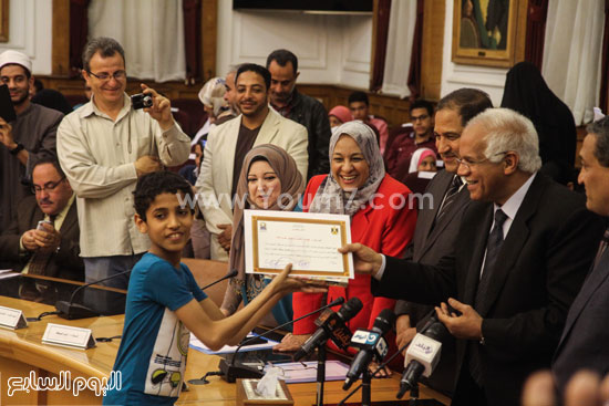محافظ القاهرة يكرم الطلبة الفائزين فى حفظ القرآن  -اليوم السابع -4 -2015