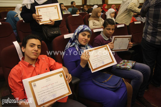 	الفائزون بمسابقة القرآن الكريم يحملون شهادات التكريم  -اليوم السابع -4 -2015