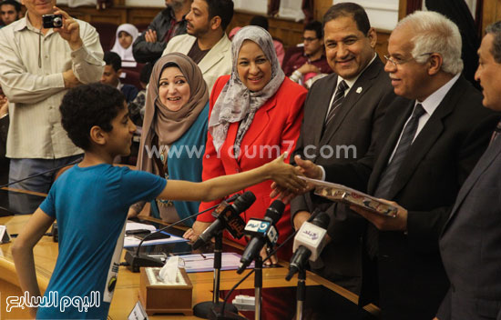 	أحد الطلاب يتسلم شهادة التكريم من محافظ القاهرة أثناء حفل مسابقة القرآن الكريم -اليوم السابع -4 -2015