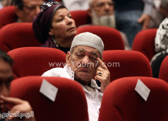 	أحد كبار السن خلال إعلان أسماء الفائزين بقرعة الحج  -اليوم السابع -4 -2015