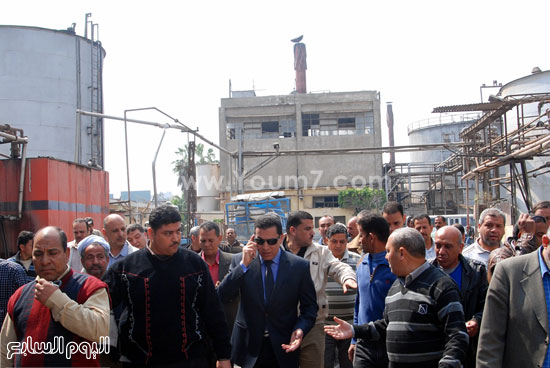 محافظ الشرقية أثناء خروجه من المصنع  -اليوم السابع -4 -2015