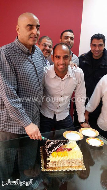 بالصور موظفو الجبلاية يحتفلون بعيد ميلاد عزمى مجاهد اليوم السابع