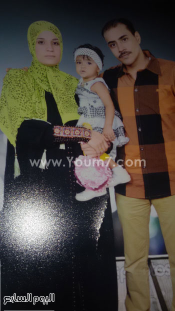  أحمد مع زوجته وابنته الصغيرة  -اليوم السابع -4 -2015