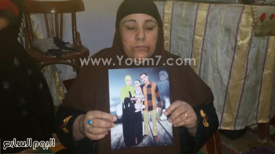 العمة تحتضن صورة ابن أخيها التى قامت بتربيته  -اليوم السابع -4 -2015