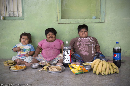  يتناولون خلال أسبوع واحد كميات طعام ضخمة تكافئ ما يتناوله عائلتان لمدة شهر كامل -اليوم السابع -4 -2015