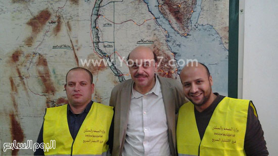 	طاقم الإخلاء يتوسطهم رئيس الرعاية ابعاجلة بوزارة الصحة قبل إقلاع الطائرة إلى الحدود الليبية التونسية -اليوم السابع -4 -2015