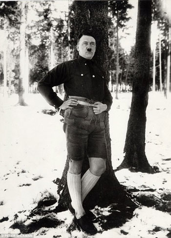 هتلر مرتديا السروال القصير مستندا على جذع شجرة -اليوم السابع -4 -2015