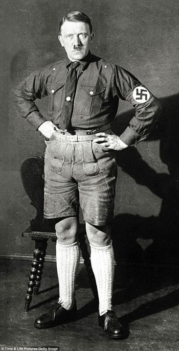 هتلر بنفس الزى المضحك شاخصا بتحدى للكاميرا -اليوم السابع -4 -2015