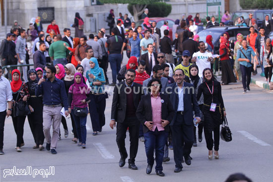 طلاب جامعة القاهرة قبل بدء حفل ختام مسابقة إبداع الشارقة -اليوم السابع -4 -2015