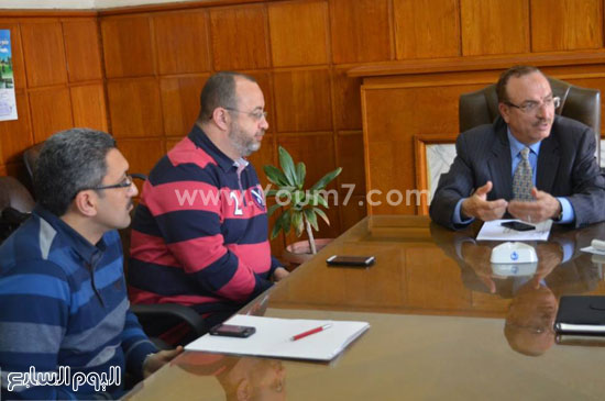 شريف حبيب رئيس المقاولون العرب السابق مع مسئولى نادى غزل المحلة  -اليوم السابع -4 -2015