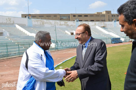 شريف حبيب مع أحد أعضاء الجهاز الفنى لغزل المحلة  -اليوم السابع -4 -2015