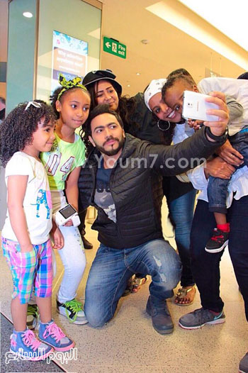 	تامر حسنى يلتقط صور سيلفى مع مجموعة من الاطفال  -اليوم السابع -4 -2015