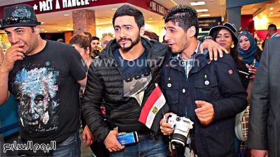 	تامر حسنى مع شاب يحمل علم مصر  -اليوم السابع -4 -2015