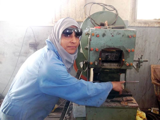 المرأة الحديدية تعمل فى مهنة لحام الباب والشباك بالكهرباء  -اليوم السابع -4 -2015