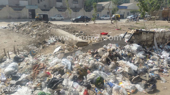 المستشفى تعالج أمراض الصدر والقمامة أمامها تزيد الأمراض  -اليوم السابع -4 -2015